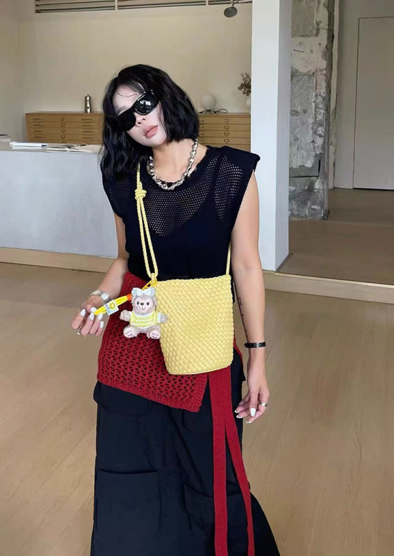 Geantă bucket realizată manual, din piele naturală, formă de scoică, căptușeală din bumbac, închidere cu fermoar, buzunar intern cu fermoar