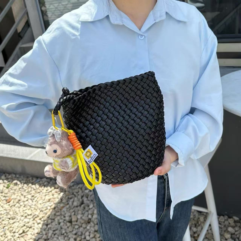 Geantă bucket realizată manual, din piele naturală, formă de scoică, căptușeală din bumbac, închidere cu fermoar, buzunar intern cu fermoar