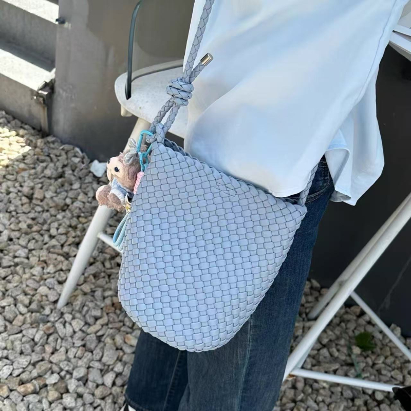 Geantă bucket realizată manual, din piele naturală, formă de scoică, căptușeală din bumbac, închidere cu fermoar, buzunar intern cu fermoar