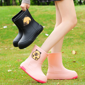 Moteriški PVC lietaus batai, vidutinio ilgio, storesnė padas, karikatūrų raštas, žemas kulnas