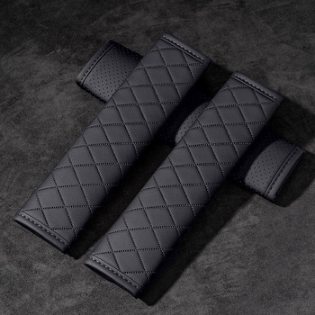 Δερμάτινο προστατευτικό ώμου ζώνης αυτοκινήτου – ανάγλυφος σχεδιασμός, προστασία από ασφυξία, 47 g, εκτυπωμένο λογότυπο