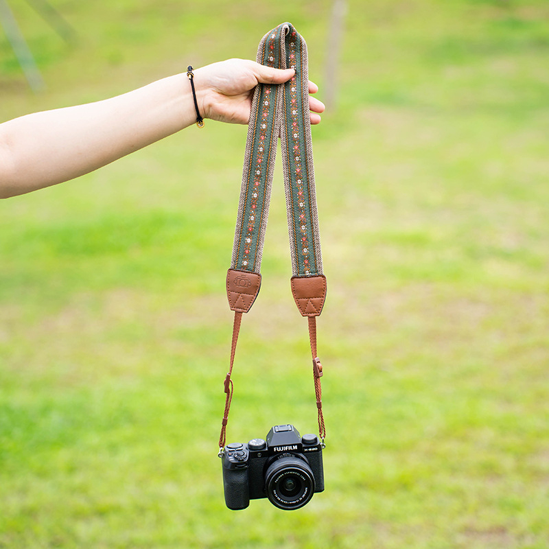 Bretea de aparat foto pentru camere fără oglindă, cu design dantelat; compatibilă cu Canon R50, Sony ZV-E10, Fuji XT50 și Nikon Z30; personalizabilă în funcție de mostră.