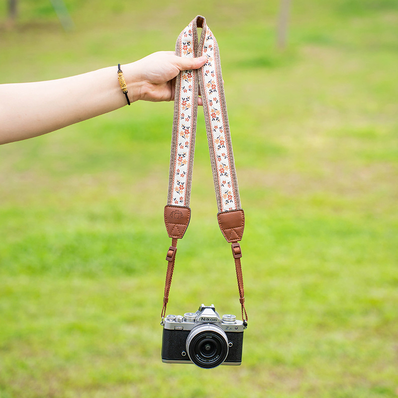 Bretea de aparat foto pentru camere fără oglindă, cu design dantelat; compatibilă cu Canon R50, Sony ZV-E10, Fuji XT50 și Nikon Z30; personalizabilă în funcție de mostră.