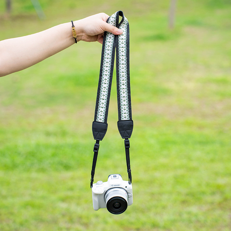 Bretea de aparat foto pentru camere fără oglindă, cu design dantelat; compatibilă cu Canon R50, Sony ZV-E10, Fuji XT50 și Nikon Z30; personalizabilă în funcție de mostră.