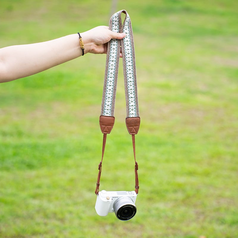 Bretea de aparat foto pentru camere fără oglindă, cu design dantelat; compatibilă cu Canon R50, Sony ZV-E10, Fuji XT50 și Nikon Z30; personalizabilă în funcție de mostră.