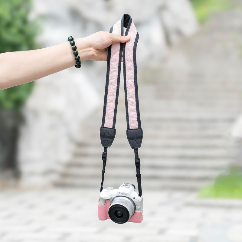 Bretea de aparat foto pentru camere fără oglindă, cu design dantelat; compatibilă cu Canon R50, Sony ZV-E10, Fuji XT50 și Nikon Z30; personalizabilă în funcție de mostră.