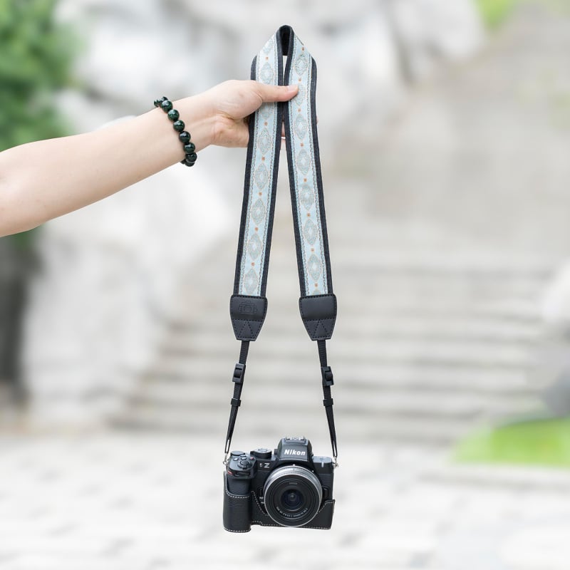 Bretea de aparat foto pentru camere fără oglindă, cu design dantelat; compatibilă cu Canon R50, Sony ZV-E10, Fuji XT50 și Nikon Z30; personalizabilă în funcție de mostră.