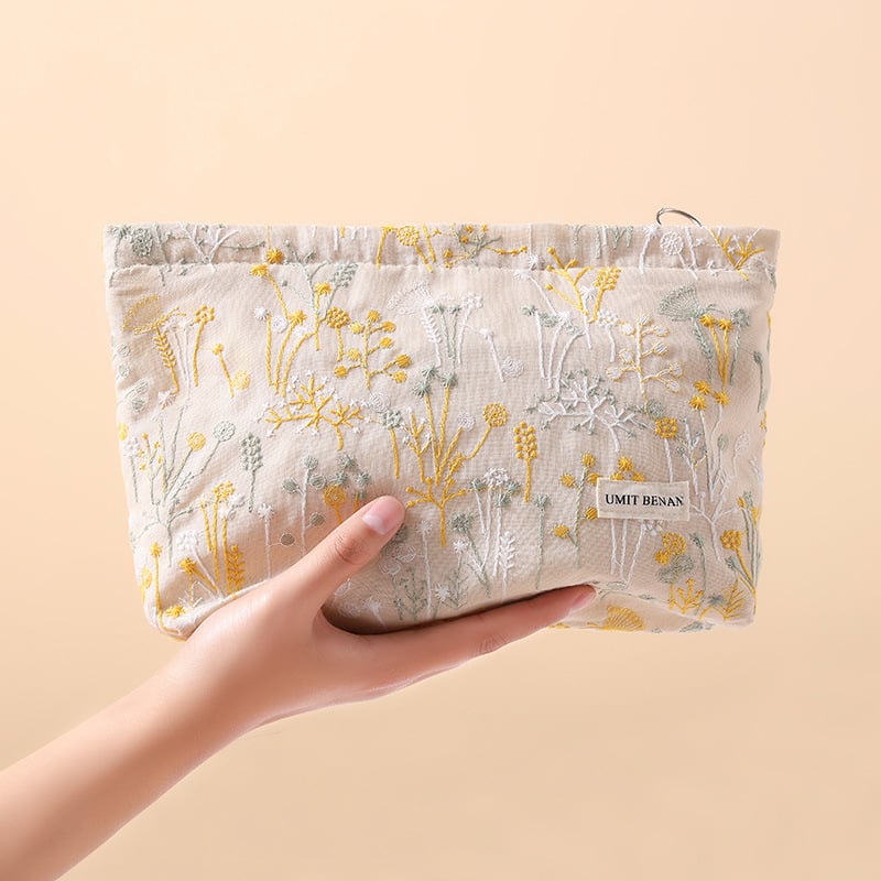 Чанта за козметика - преносима (Памучно-ленена материя; Флорална бродерия; Подплата от платно; За ежедневна употреба)
