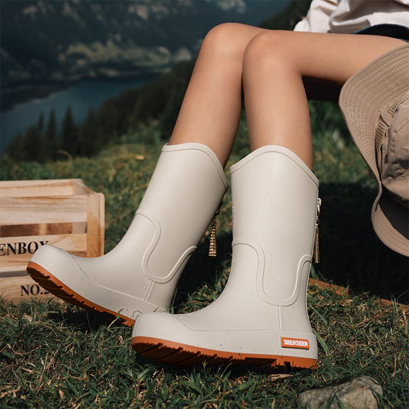 Moteriški lietaus batai su PVC viršutine dalimi, vidutinio aukščio kojos, plokščias kulnas, keturių sezonų naudojimui