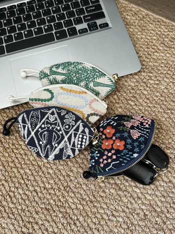 Kulcstáska hímzett állatmintával, pamut–len anyag, bélés vászon, street fashion stílus