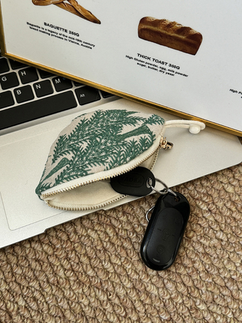 Kulcstáska hímzett állatmintával, pamut–len anyag, bélés vászon, street fashion stílus