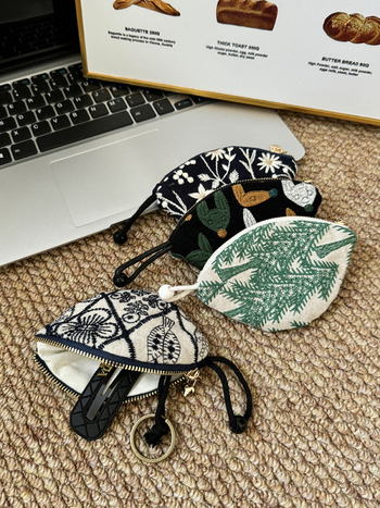 Kulcstáska hímzett állatmintával, pamut–len anyag, bélés vászon, street fashion stílus