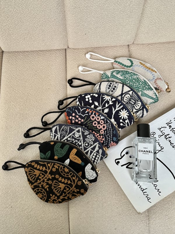 Kulcstáska hímzett állatmintával, pamut–len anyag, bélés vászon, street fashion stílus