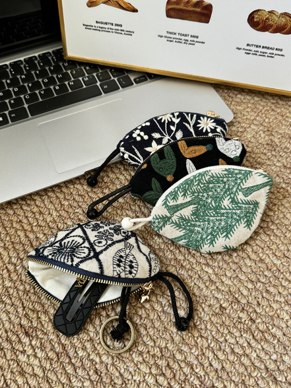 Kulcstáska hímzett állatmintával, pamut–len anyag, bélés vászon, street fashion stílus