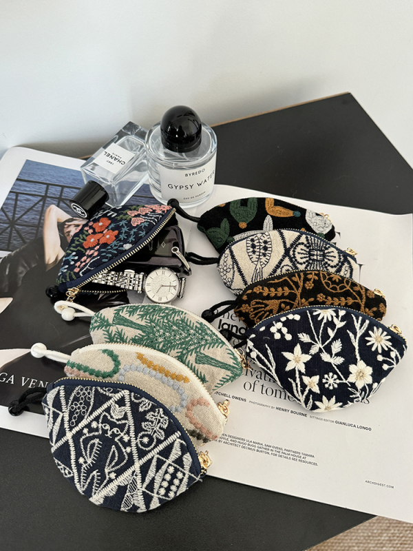 Kulcstáska hímzett állatmintával, pamut–len anyag, bélés vászon, street fashion stílus