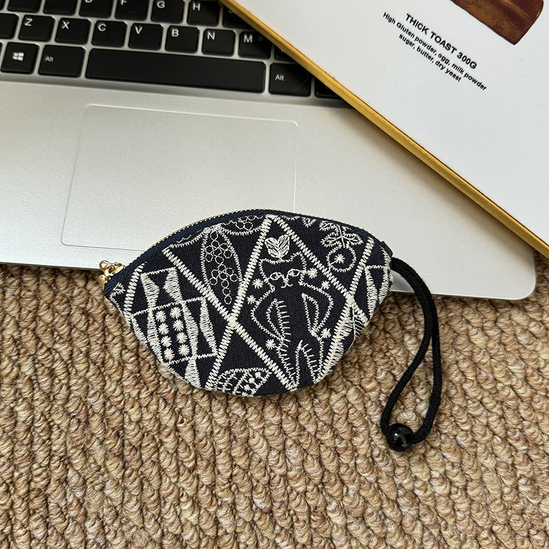 Kulcstáska hímzett állatmintával, pamut–len anyag, bélés vászon, street fashion stílus