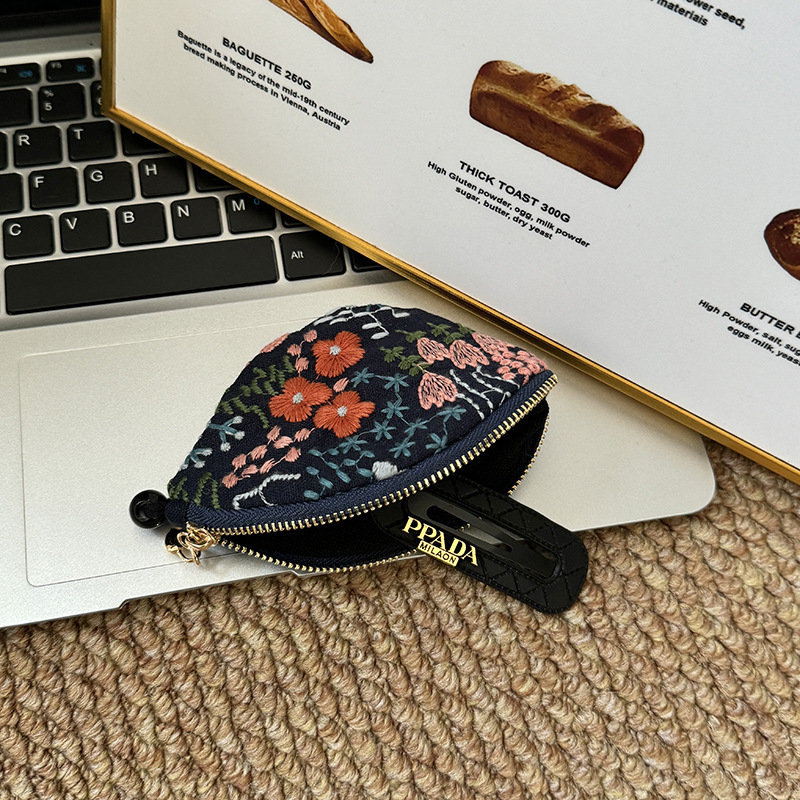 Kulcstáska hímzett állatmintával, pamut–len anyag, bélés vászon, street fashion stílus