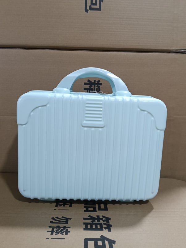 Козметичен калъф с разширителен слой – ултралек ABS, 720 г, универсални колела, цип за отваряне