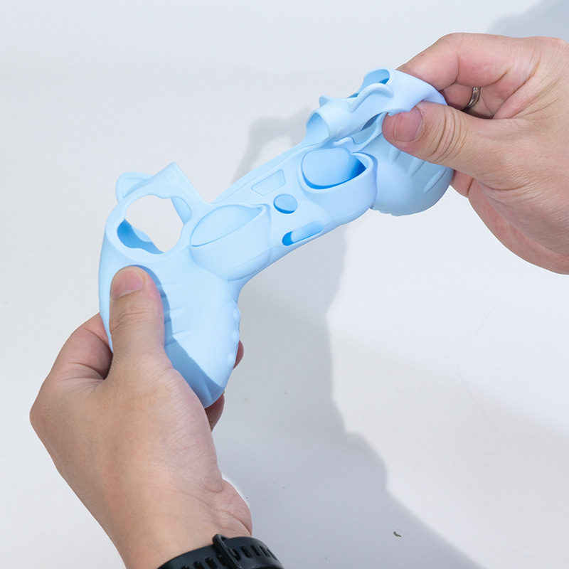 PS4 silikonski navlaka za ručicu sa kapicama za analogne palice i prstenom protiv prašine (1 paket)