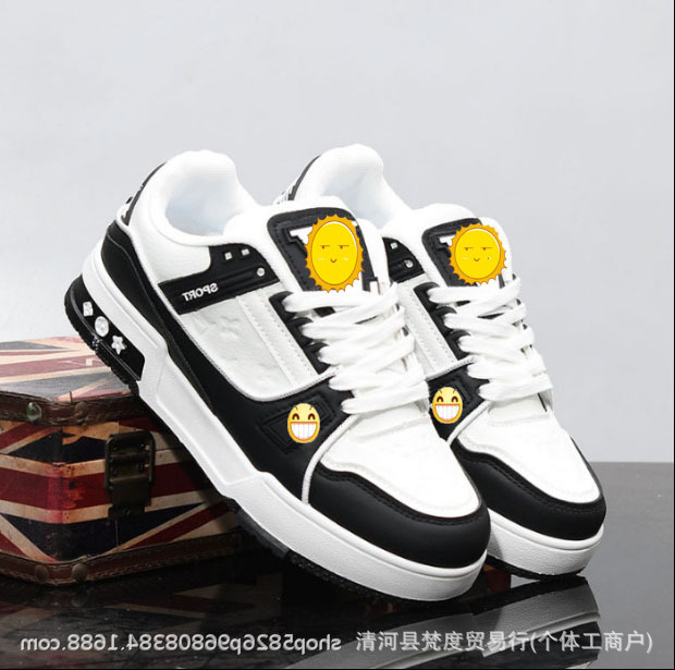 Vastag talpú cipő vászon felsőrésszel, virágos hímzéssel, kerek orr, fűzős zárás, középtalpa 3–5 cm