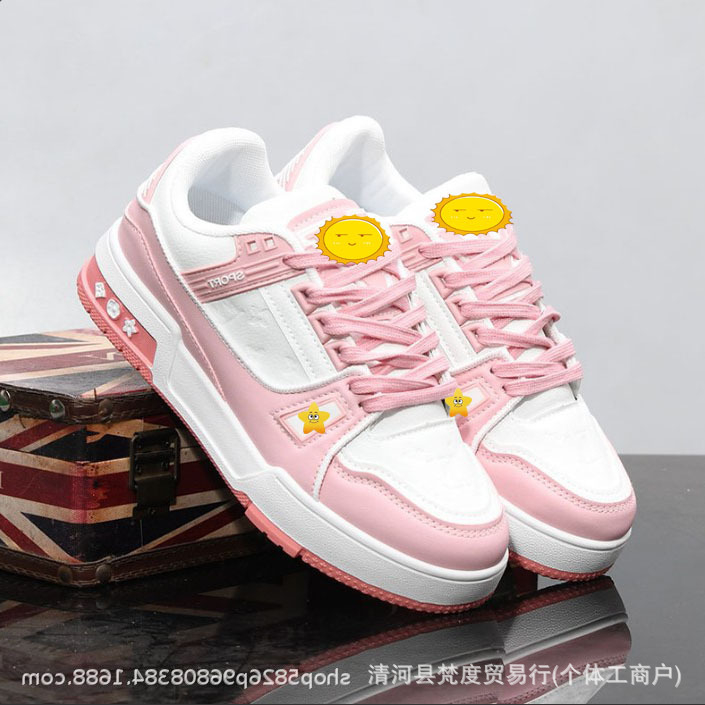 Vastag talpú cipő vászon felsőrésszel, virágos hímzéssel, kerek orr, fűzős zárás, középtalpa 3–5 cm