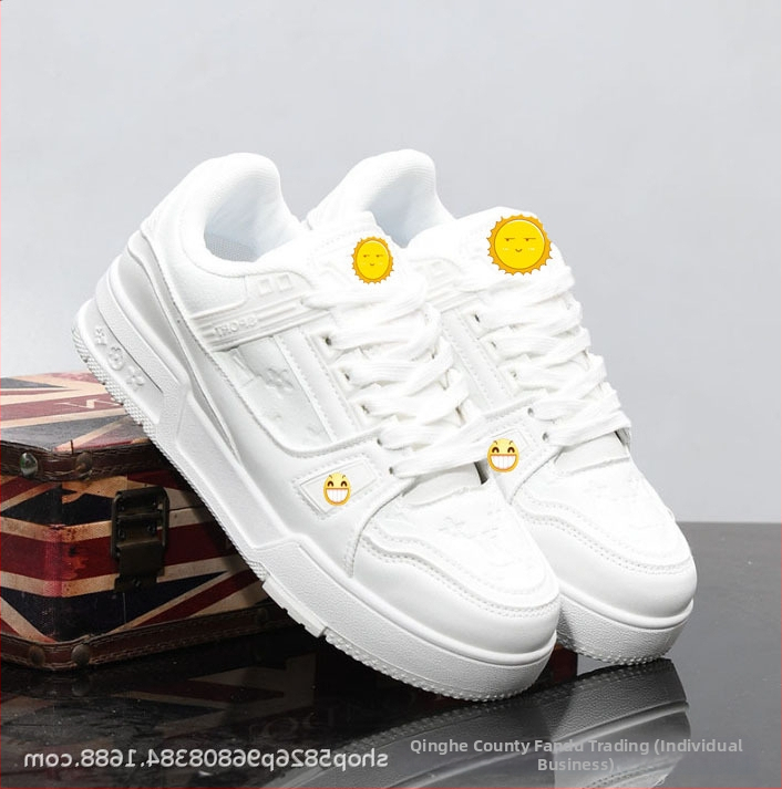 Vastag talpú cipő vászon felsőrésszel, virágos hímzéssel, kerek orr, fűzős zárás, középtalpa 3–5 cm