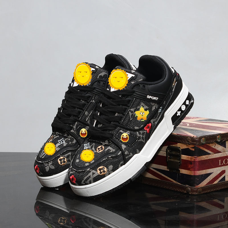 Vastag talpú cipő vászon felsőrésszel, virágos hímzéssel, kerek orr, fűzős zárás, középtalpa 3–5 cm