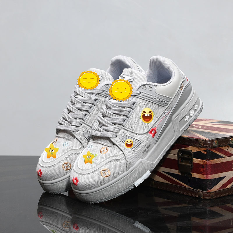 Vastag talpú cipő vászon felsőrésszel, virágos hímzéssel, kerek orr, fűzős zárás, középtalpa 3–5 cm