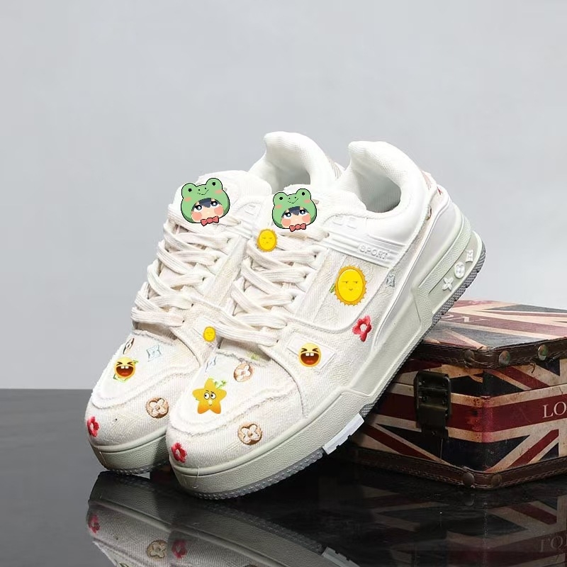 Vastag talpú cipő vászon felsőrésszel, virágos hímzéssel, kerek orr, fűzős zárás, középtalpa 3–5 cm