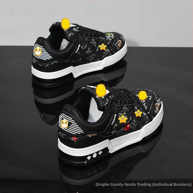 Vastag talpú cipő vászon felsőrésszel, virágos hímzéssel, kerek orr, fűzős zárás, középtalpa 3–5 cm