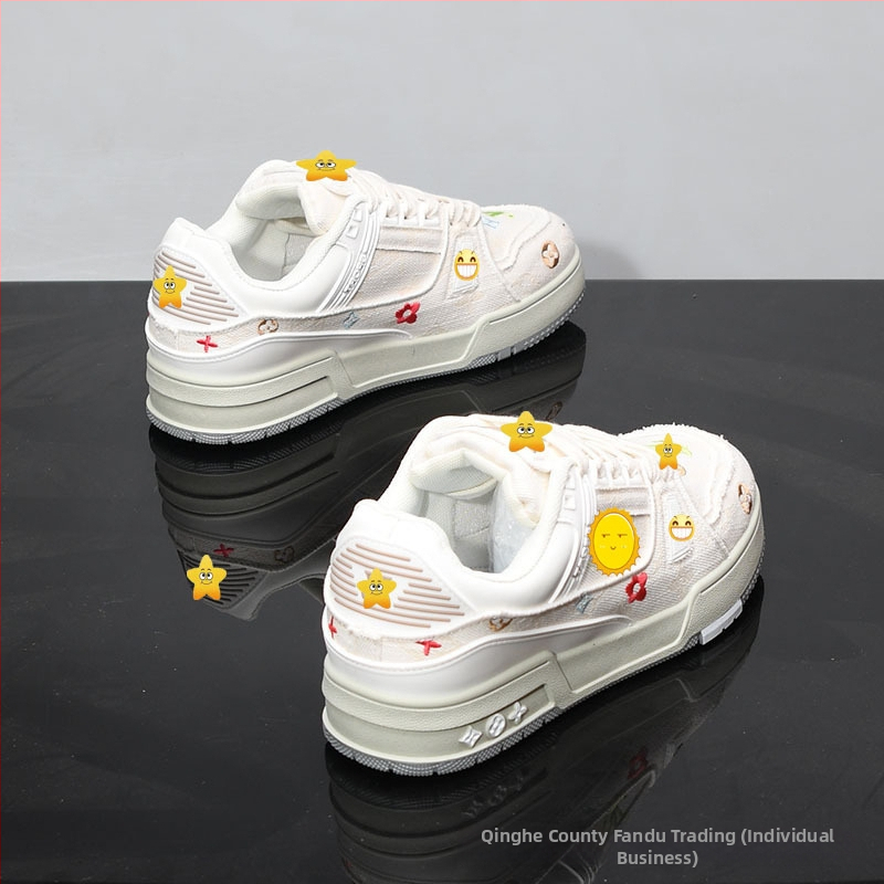 Vastag talpú cipő vászon felsőrésszel, virágos hímzéssel, kerek orr, fűzős zárás, középtalpa 3–5 cm