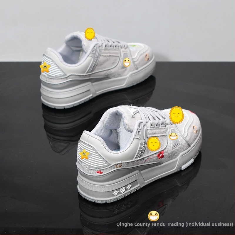 Vastag talpú cipő vászon felsőrésszel, virágos hímzéssel, kerek orr, fűzős zárás, középtalpa 3–5 cm