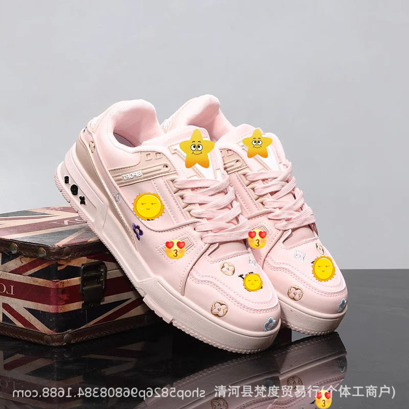 Vastag talpú cipő vászon felsőrésszel, virágos hímzéssel, kerek orr, fűzős zárás, középtalpa 3–5 cm