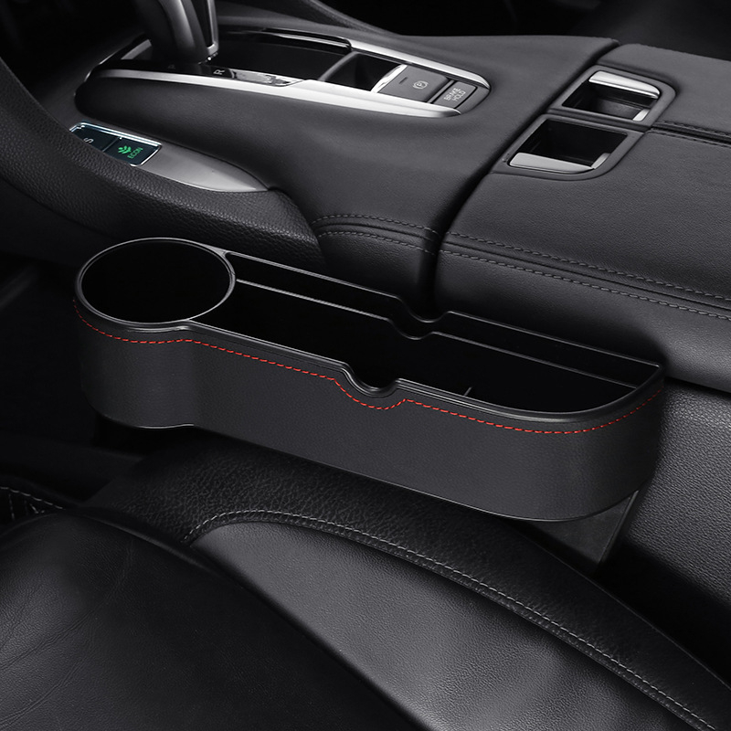 Glabāšanas kaste vietā starp sēdekļiem – āda, ūdensnecaurlaidīga, izturīga pret spiedienu, pakarināms uzstādījums