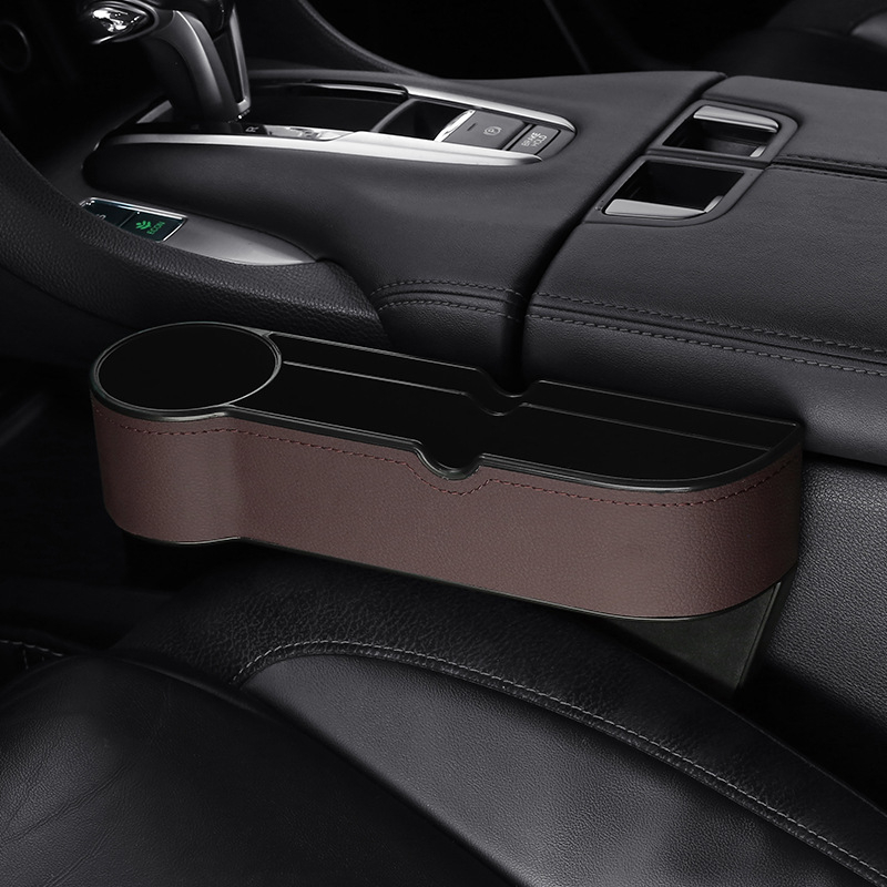 Glabāšanas kaste vietā starp sēdekļiem – āda, ūdensnecaurlaidīga, izturīga pret spiedienu, pakarināms uzstādījums