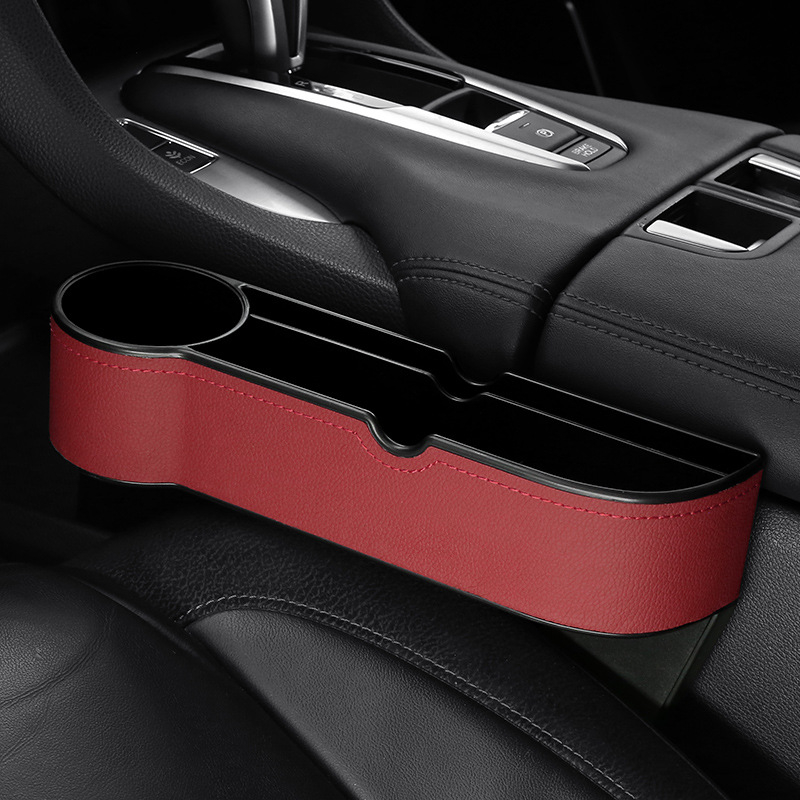 Glabāšanas kaste vietā starp sēdekļiem – āda, ūdensnecaurlaidīga, izturīga pret spiedienu, pakarināms uzstādījums