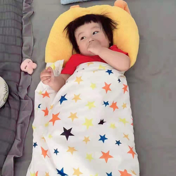 Детски спален чувал с карикатурен дизайн, четири сезона; външна материя: фланел + памук + шлайфана тъкан; тегло 0.55–1.00 кг; пълнеж: влакна