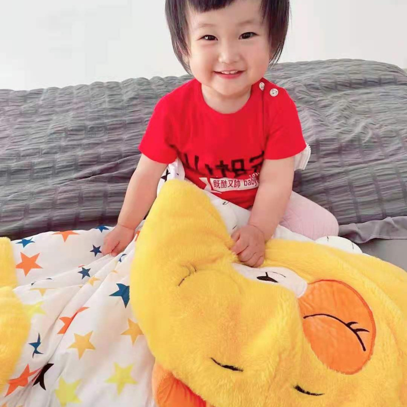 Детски спален чувал с карикатурен дизайн, четири сезона; външна материя: фланел + памук + шлайфана тъкан; тегло 0.55–1.00 кг; пълнеж: влакна