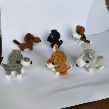 Pleteni vuneni psi privjesak s rasama: corgi, beagle, shiba inu, bulldog, dachshund; ručno pleteno, čista pamuk, zima 2022, visoki rang nekonvencionalni stil