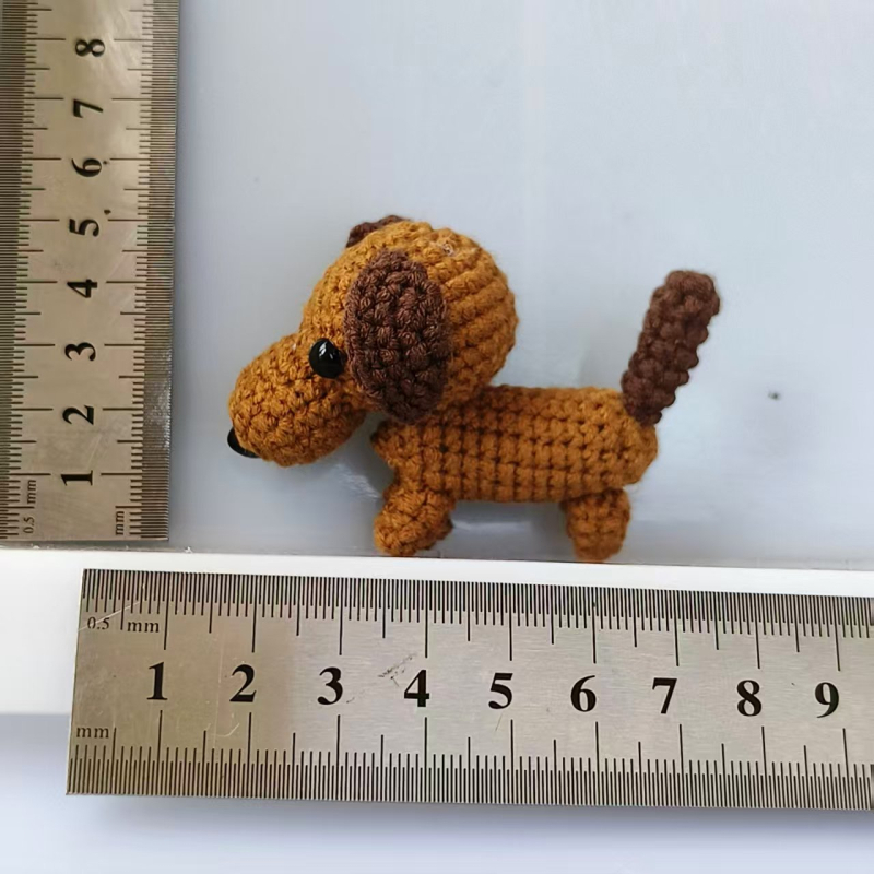 Pleteni vuneni psi privjesak s rasama: corgi, beagle, shiba inu, bulldog, dachshund; ručno pleteno, čista pamuk, zima 2022, visoki rang nekonvencionalni stil