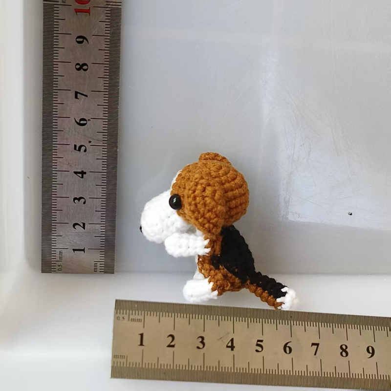 Pleteni vuneni psi privjesak s rasama: corgi, beagle, shiba inu, bulldog, dachshund; ručno pleteno, čista pamuk, zima 2022, visoki rang nekonvencionalni stil