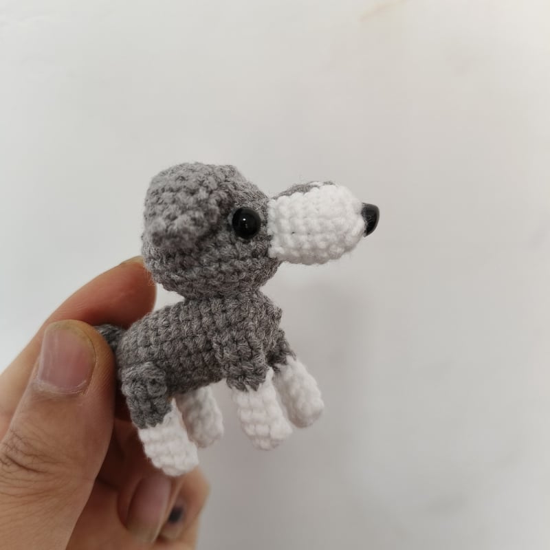 Pleteni vuneni psi privjesak s rasama: corgi, beagle, shiba inu, bulldog, dachshund; ručno pleteno, čista pamuk, zima 2022, visoki rang nekonvencionalni stil