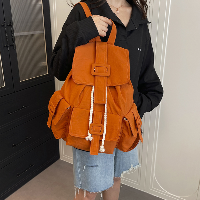 Rucsac din nailon pentru femei, stil urban minimalist, compatibil cu laptop 13 inch, sistem de purtare cu curea curbată, respirabil, capacitate sub 20 L