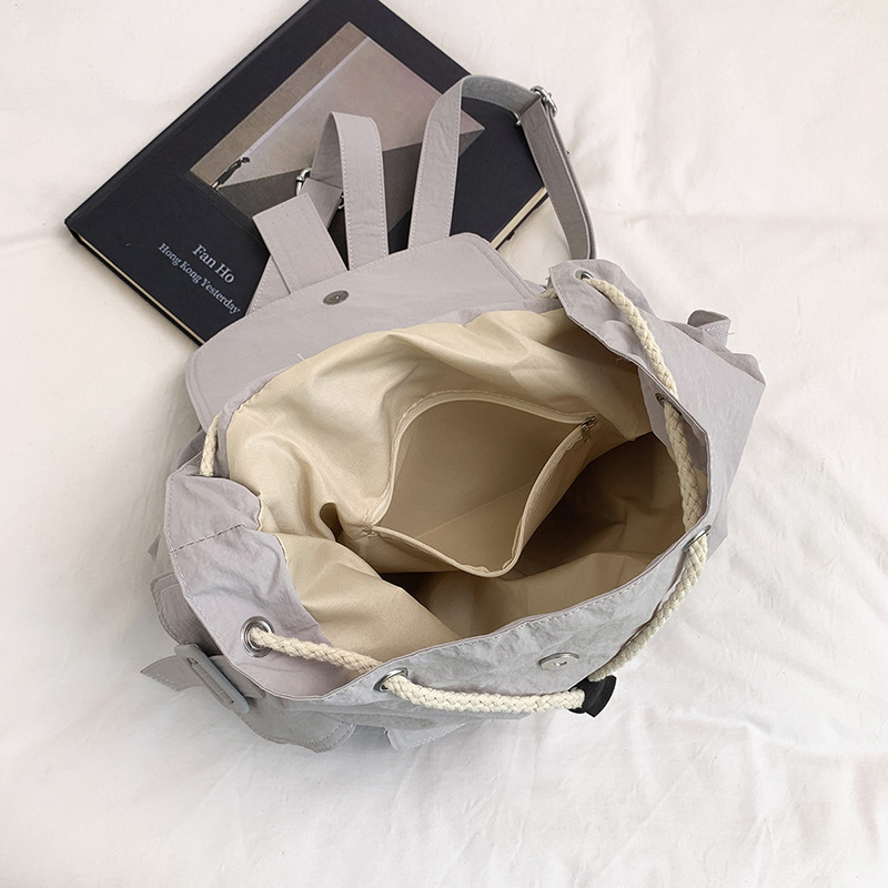 Rucsac din nailon pentru femei, stil urban minimalist, compatibil cu laptop 13 inch, sistem de purtare cu curea curbată, respirabil, capacitate sub 20 L