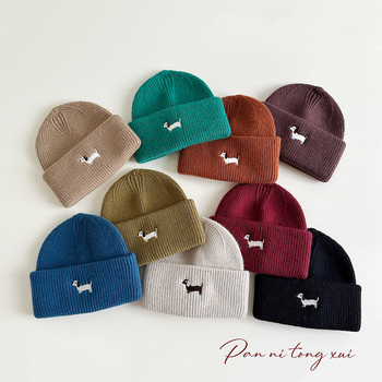 Kötött babaszapka fülvédővel, karikatúra kutyus hímzéssel, kupolás forma, téli meleg