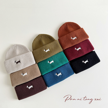 Kötött babaszapka fülvédővel, karikatúra kutyus hímzéssel, kupolás forma, téli meleg