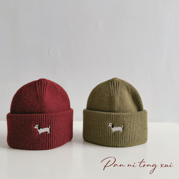 Kötött babaszapka fülvédővel, karikatúra kutyus hímzéssel, kupolás forma, téli meleg