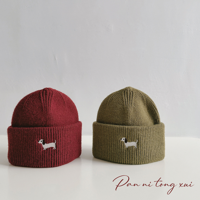 Kötött babaszapka fülvédővel, karikatúra kutyus hímzéssel, kupolás forma, téli meleg