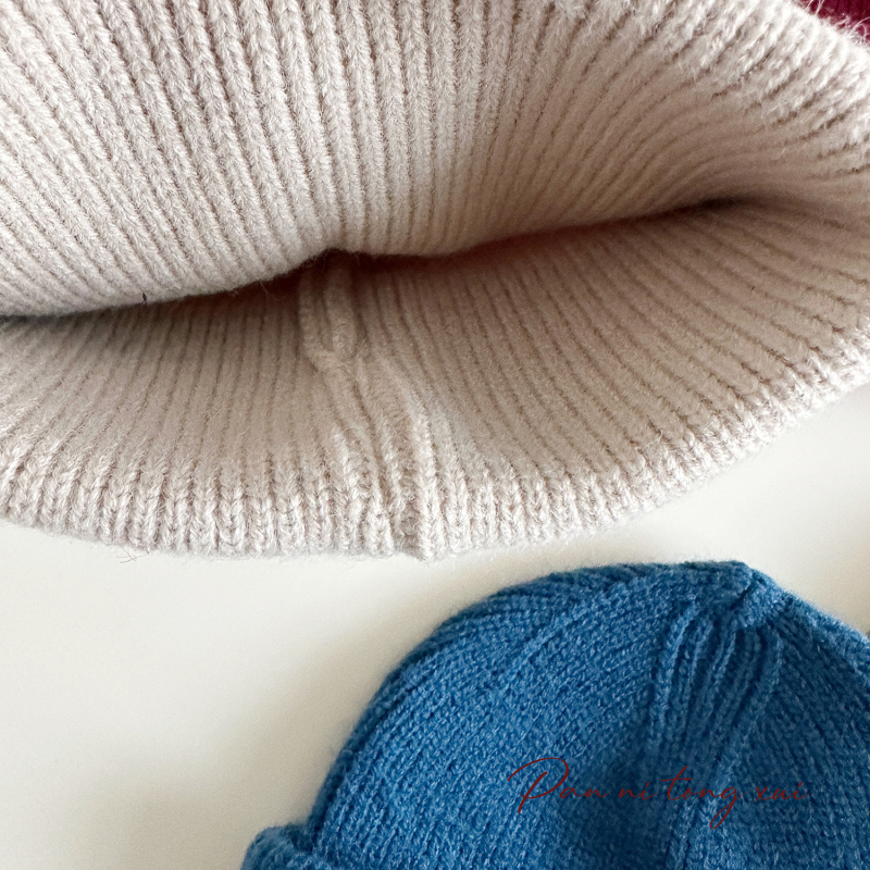 Kötött babaszapka fülvédővel, karikatúra kutyus hímzéssel, kupolás forma, téli meleg