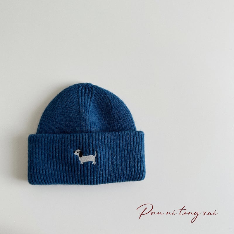 Kötött babaszapka fülvédővel, karikatúra kutyus hímzéssel, kupolás forma, téli meleg